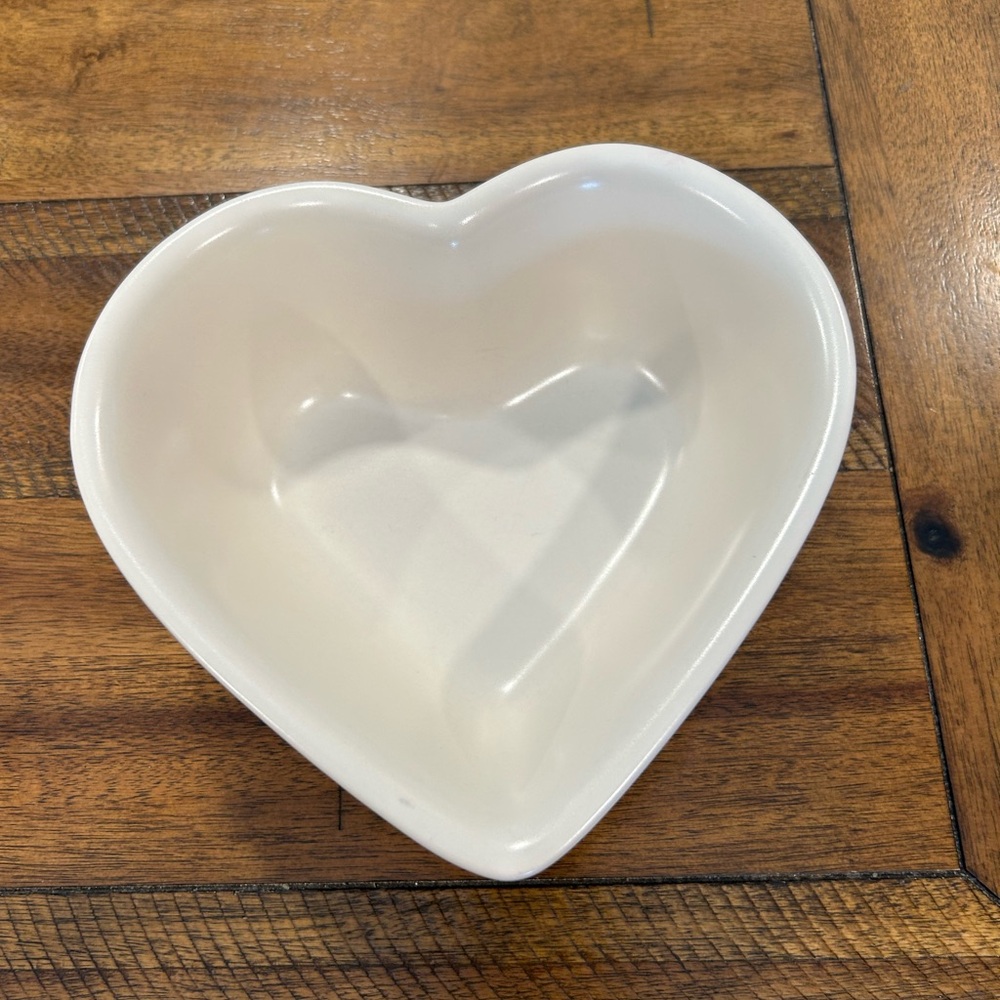 Pflatzgraff Vintage White Heart shaped bowl 8” PFA46